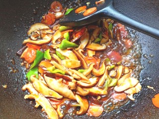 15、耗油香菇,倒入碗汁，翻炒均匀，起大泡后出锅装盘