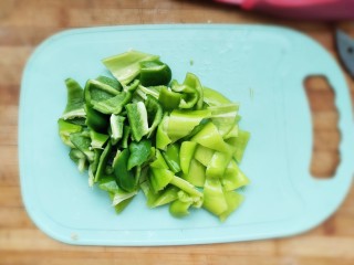 3、家常尖椒炒豆片,切好备用。