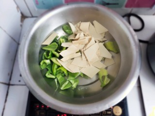 7、家常尖椒炒豆片,水开后将食材放入，焯水。