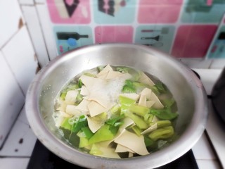 8、家常尖椒炒豆片,焯1分钟后停火。