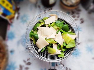 9、家常尖椒炒豆片,捞出控水备用。