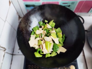 12、家常尖椒炒豆片,葱花出香味后加入食材翻炒。