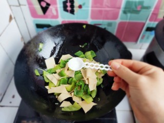 14、家常尖椒炒豆片,适量味精。