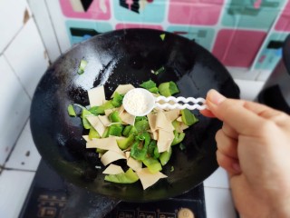 15、家常尖椒炒豆片,适量鸡精。