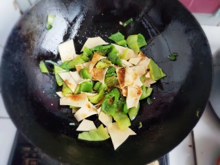 16、家常尖椒炒豆片,再加入适量生抽。