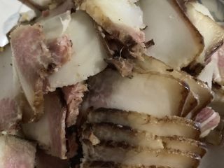 1、辣炒四川腊肉,腊肉清洗切片备用。