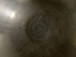 2、辣炒四川腊肉,锅洗净。