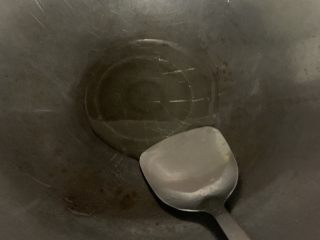 3、辣炒四川腊肉,烧热加入食用油。