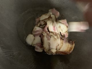 4、辣炒四川腊肉,油热加入腊肉。