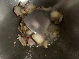 5、辣炒四川腊肉,快速翻炒。