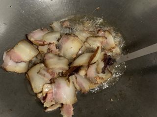 6、辣炒四川腊肉,翻炒到肉片变色，肥肉变微微透明。