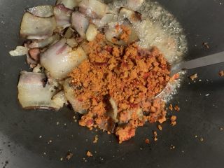 7、辣炒四川腊肉,加入辣椒面。