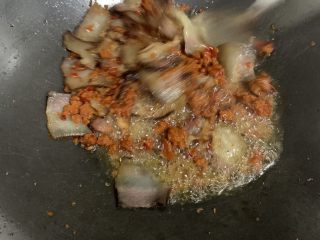 8、辣炒四川腊肉,快速翻炒。