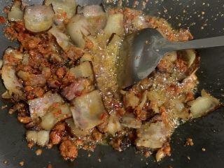 9、辣炒四川腊肉,把辣椒面炒匀。