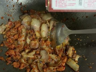 11、辣炒四川腊肉,快速翻炒。
