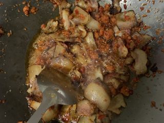 12、辣炒四川腊肉,加入五香粉。