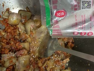 10、辣炒四川腊肉,加入味精。