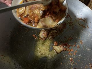 13、辣炒四川腊肉,翻炒均匀即可出锅。