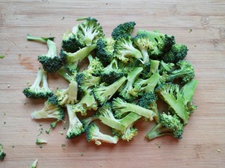 1、西兰花炒鸡蛋,西兰花切成小朵，用淡盐水浸泡10分钟左右清洗干净。
