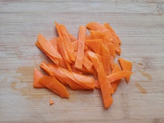 2、西兰花炒鸡蛋,胡萝卜切成片。