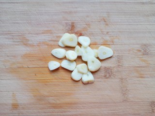 3、西兰花炒鸡蛋,大蒜切成片。