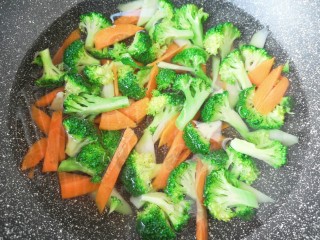 5、西兰花炒鸡蛋,再下入胡萝卜一起烧开关火。