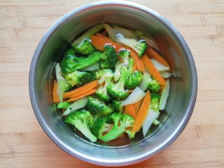 6、西兰花炒鸡蛋,过凉水。