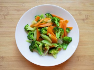 7、西兰花炒鸡蛋,捞出控一下水分备用。