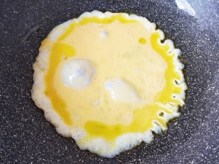8、西兰花炒鸡蛋,鸡蛋打散，炒锅内倒适量的食用油烧热，倒入蛋液。