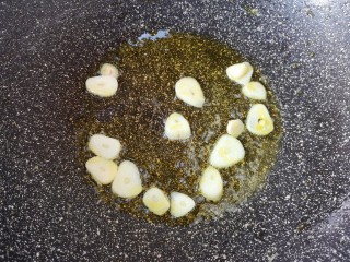 10、西兰花炒鸡蛋,炒锅内继续倒油烧热，下入蒜片炒香。