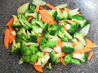 12、西兰花炒鸡蛋,翻炒1-2分钟。