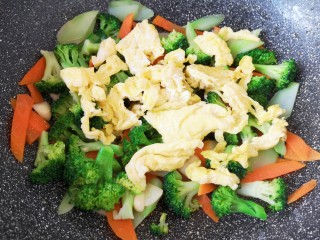 13、西兰花炒鸡蛋,下入炒好的鸡蛋。