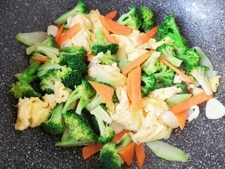 14、西兰花炒鸡蛋,翻炒均匀。