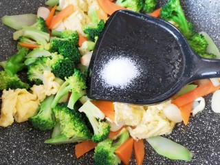 15、西兰花炒鸡蛋,放盐调味。