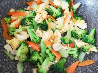 16、西兰花炒鸡蛋,翻炒均匀即可。