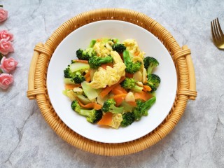 17、西兰花炒鸡蛋,盛出装盘。