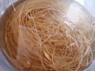 2、蒜蓉粉丝蒸金针菇,红薯粉丝用温水泡发