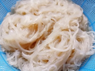 3、蒜蓉粉丝蒸金针菇,捞起沥干水分备用