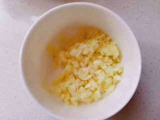 4、蒜蓉粉丝蒸金针菇,蒜瓣去皮洗净切末备用