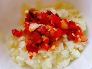 5、蒜蓉粉丝蒸金针菇,碗里加蒜蓉,剁椒