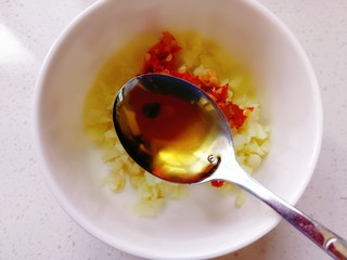 6、蒜蓉粉丝蒸金针菇,再加一勺料酒