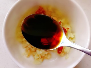 7、蒜蓉粉丝蒸金针菇,加两勺生抽