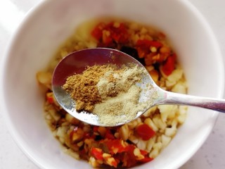 8、蒜蓉粉丝蒸金针菇,加适量五香粉胡椒粉