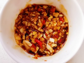 11、蒜蓉粉丝蒸金针菇,将调料搅拌均匀备用