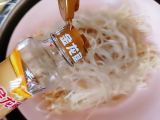 13、蒜蓉粉丝蒸金针菇,粉丝可以用食用油先拌一下,以免粘在一起