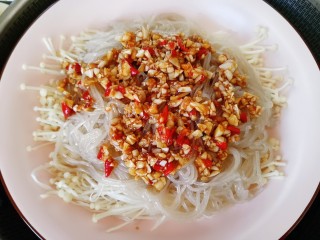 14、蒜蓉粉丝蒸金针菇,最后将调好的料汁倒在粉丝上面