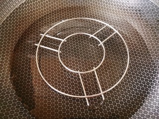 15、蒜蓉粉丝蒸金针菇,锅中加适量清水和蒸架