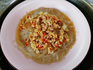 16、蒜蓉粉丝蒸金针菇,将盘子放在蒸架上,大火蒸十分钟即可