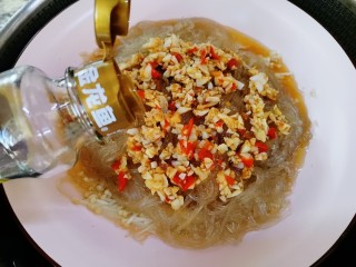 17、蒜蓉粉丝蒸金针菇,蒸好出锅前淋入麻油,撒上葱花即可食用