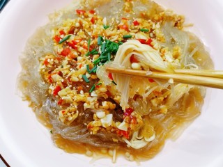 18、蒜蓉粉丝蒸金针菇,爽滑开胃,一个人可以来一大盘